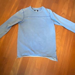 Light-blue long sleeve T. Crew collar. Long back